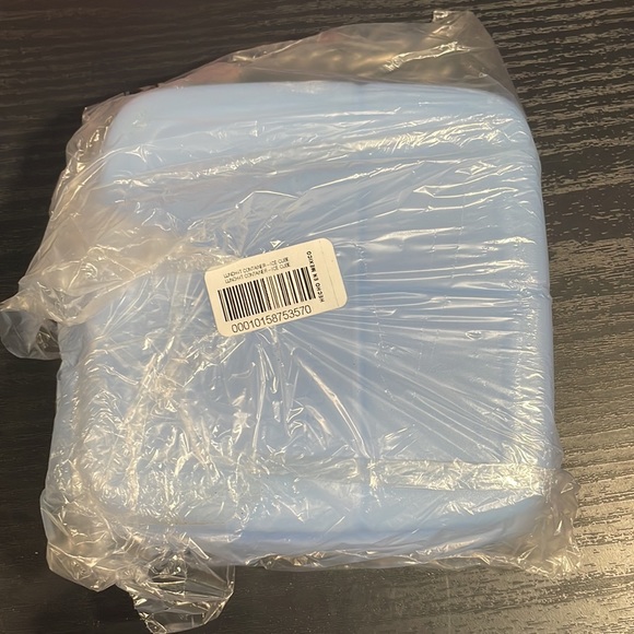 Divided container with leak proof seal - Picture 6 of 10